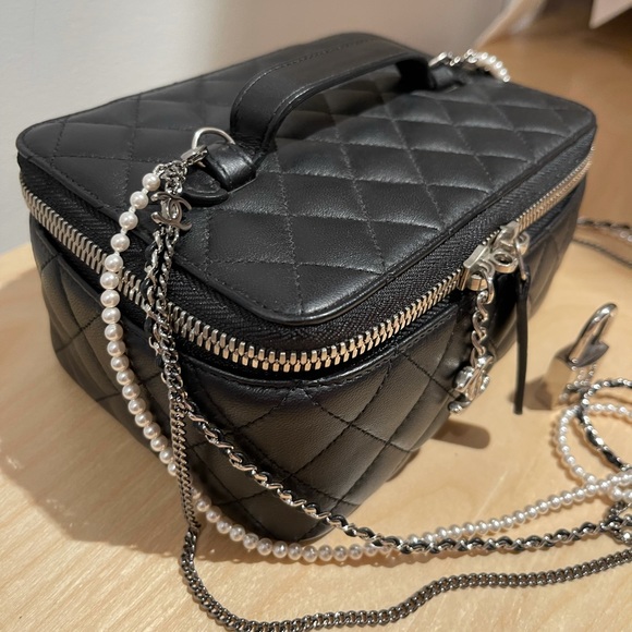 💓SOLD💓Chanel Quilted Lambskin Vanity Makeup Chain Bag - Picture 13 of 14